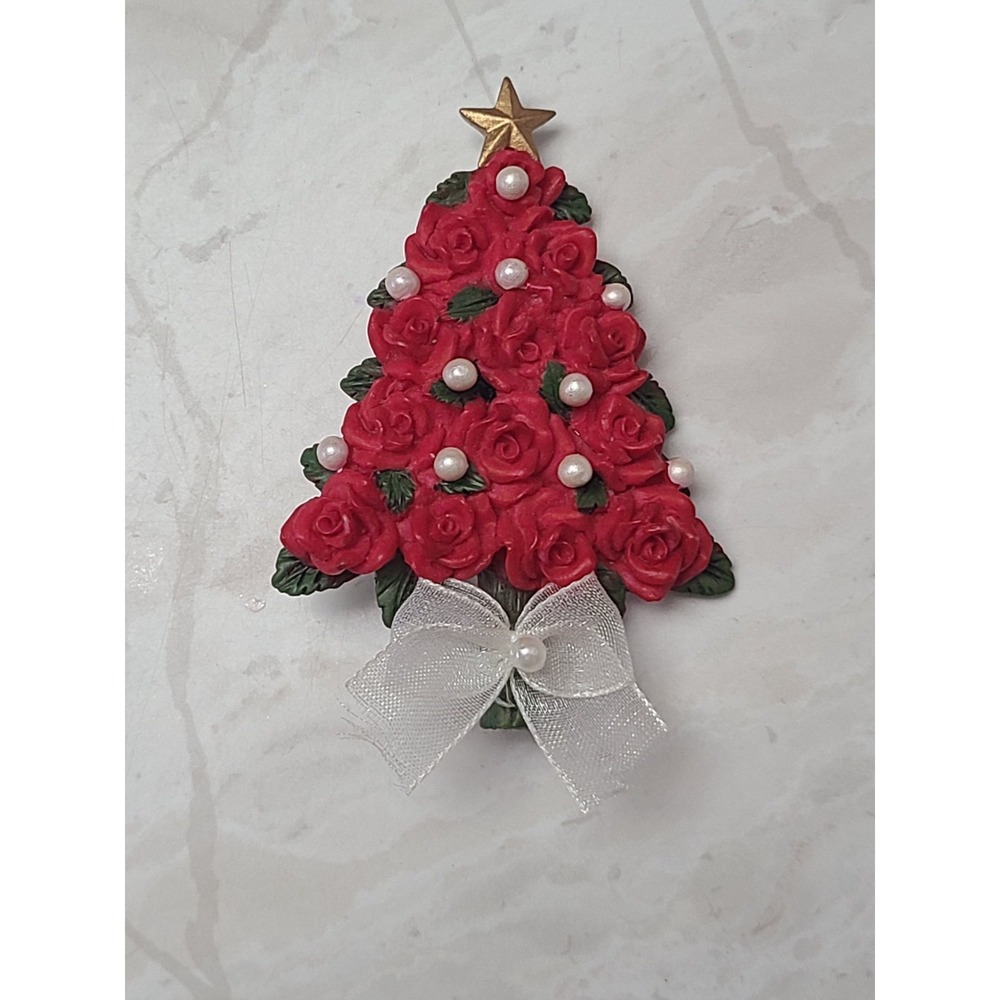 Avon Christmas Tree Pin Brooch Red Roses Faux Pearl White Bow Vintage 2001 Women